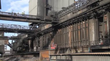 Bir Uk kola fırınının son günlerinde bozulma çok büyük boyutlara ulaşmadan önce ekonmoik ve çevresel sorunlarla sonuçlanır. Kola, kömürün ısı olarak kullanıldığı ve demir patlaması fırınının kaynağının azaltıldığı bir üründür..