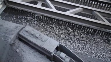 Bir Uk kola fırınının son günlerinde bozulma çok büyük boyutlara ulaşmadan önce ekonmoik ve çevresel sorunlarla sonuçlanır. Kola, kömürün ısı olarak kullanıldığı ve demir patlaması fırınının kaynağının azaltıldığı bir üründür..