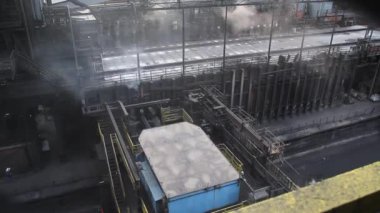 Bir Uk kola fırınının son günlerinde bozulma çok büyük boyutlara ulaşmadan önce ekonmoik ve çevresel sorunlarla sonuçlanır. Kola, kömürün ısı olarak kullanıldığı ve demir patlaması fırınının kaynağının azaltıldığı bir üründür..