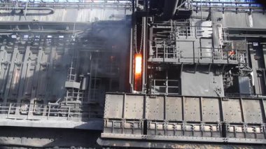 Bir Uk kola fırınının son günlerinde bozulma çok büyük boyutlara ulaşmadan önce ekonmoik ve çevresel sorunlarla sonuçlanır. Kola, kömürün ısı olarak kullanıldığı ve demir patlaması fırınının kaynağının azaltıldığı bir üründür..