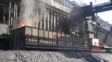 Bir Uk kola fırınının son günlerinde bozulma çok büyük boyutlara ulaşmadan önce ekonmoik ve çevresel sorunlarla sonuçlanır. Kola, kömürün ısı olarak kullanıldığı ve demir patlaması fırınının kaynağının azaltıldığı bir üründür..