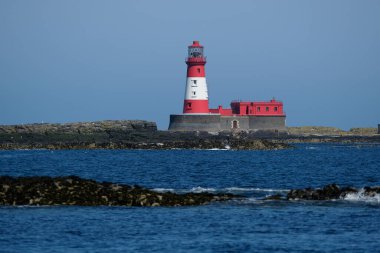 Longstone Lighthouse, İngiltere 'nin Northumberland Sahili açıklarındaki Farne Adaları' nın dış grubunda yer alan 19. yüzyıldan kalma aktif bir deniz feneridir. 1826 'da tamamlandı, ilk olarak Outer Farne Deniz Feneri olarak adlandırıldı..