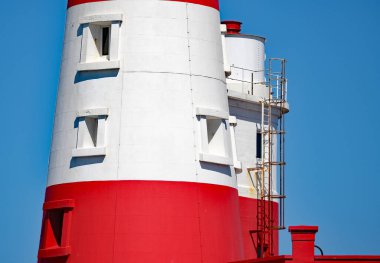 Longstone Lighthouse, İngiltere 'nin Northumberland Sahili açıklarındaki Farne Adaları' nın dış grubunda yer alan 19. yüzyıldan kalma aktif bir deniz feneridir. 1826 'da tamamlandı, ilk olarak Outer Farne Deniz Feneri olarak adlandırıldı..