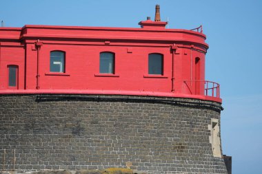 Longstone Lighthouse, İngiltere 'nin Northumberland Sahili açıklarındaki Farne Adaları' nın dış grubunda yer alan 19. yüzyıldan kalma aktif bir deniz feneridir. 1826 'da tamamlandı, ilk olarak Outer Farne Deniz Feneri olarak adlandırıldı..