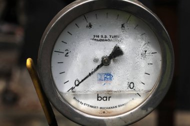 Bir kimya fabrikasında sıcak ve aşındırıcı sıvı transferi için valfler, boru pompaları ve ilgili ekipmanlar.