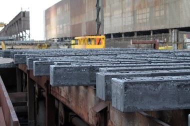 Çelik fabrikası, erimiş çeliği son rulo için şekillendirmeye devam ediyor..