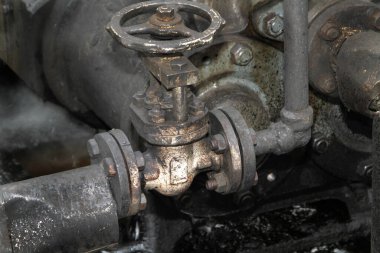 Bir kimya fabrikasında sıcak ve aşındırıcı sıvı transferi için valfler, boru pompaları ve ilgili ekipmanlar.