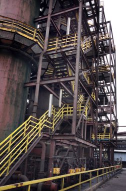 Eski çelik fabrikası kokaini. Patlayıcı fırını beslemek için fabrika yapıyor..