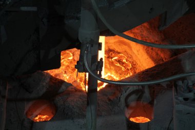 Çelik fabrikası, erimiş çeliği son rulo için şekillendirmeye devam ediyor..