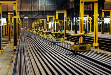 İnşaat ve genel mühendislik ürünleri üreten sıcak çelik fabrikası..