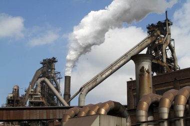Entegre çelik fabrikasındaki demir eritme fırını fabrikası.