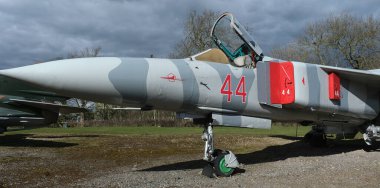 Newark Hava Müzesi, Newark, İngiltere. Mart 2025. Mikoyan-Gurevich MiG-23 NATO rapor adı: Flogger, Sovyetler Birliği 'nde Mikoyan-Gurevich tasarım bürosu tarafından tasarlanan bir değişken geometri savaş uçağıdır..