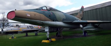 Newark Hava Müzesi, Newark, İngiltere. Mart 2025. Kuzey Amerika F-100 Super Sabre, ABD 'li süpersonik jet uçağı..