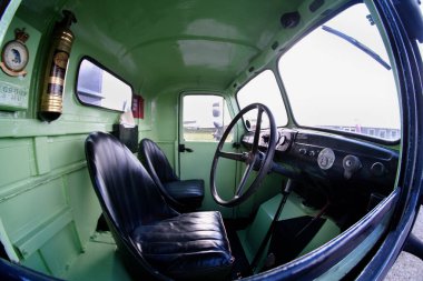 Newark Hava Müzesi, Newark, İngiltere. Mart 2025. Scammell Scarab, 1948 ve 1967 yılları arasında Scammell tarafından üretilen İngiliz 3 tekerlekli traktör ünitesidir. Bu araçlar genellikle 