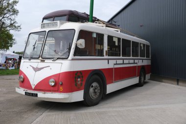 Santoft Tramvay Otobüs Müzesi. Santoft, Hughnshire, İngiltere. Nisan 2025. Trolley otobüsü ve diğer toplu taşıma müzeleri geziler ve teftiş için sergileniyor..
