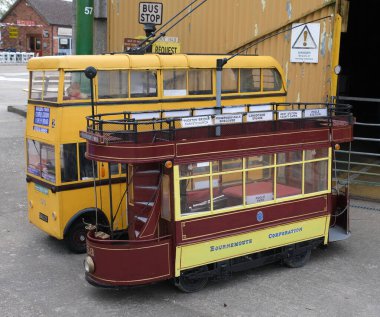 Santoft Tramvay Otobüs Müzesi. Santoft, Hughnshire, İngiltere. Nisan 2025. Trolley otobüsü ve diğer toplu taşıma müzeleri geziler ve teftiş için sergileniyor..