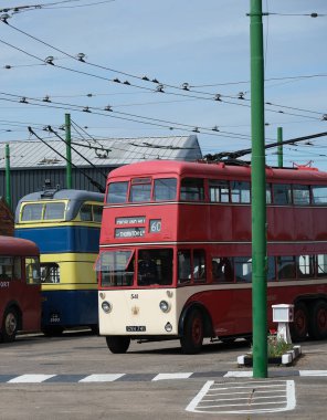Santoft Tramvay Otobüs Müzesi. Santoft, Hughnshire, İngiltere. Nisan 2025. Trolley otobüsü ve diğer toplu taşıma müzeleri geziler ve teftiş için sergileniyor..