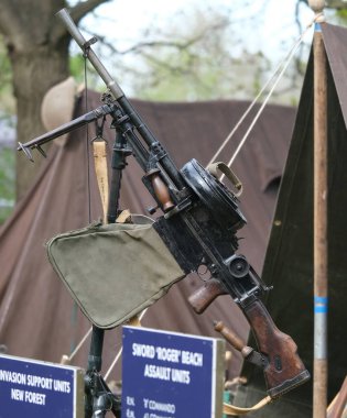 Bren silahı (Brno-Enfield), 1930 'larda Birleşik Krallık tarafından üretilen ve 1992' ye kadar çeşitli rollerde kullanılan hafif makineli tüfek serisidir. Nadir bulunan 100 adet yuvarlak şarjörlü uçaksavar modunda.