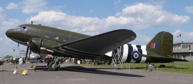 Yorkshire Hava Müzesi. - York. Uk. İngiltere. Haziran 2025. Douglas C-47 Skytrain (RAF olarak da bilinir), Douglas DC-3 sivil uçağından geliştirilen bir askeri nakliye uçağıdır..