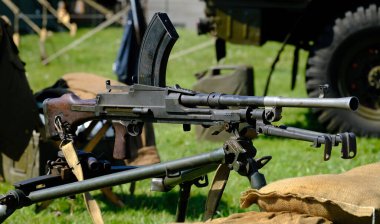 Bren silahı (Brno-Enfield), 1930 'larda Birleşik Krallık tarafından üretilen ve 1992' ye kadar çeşitli rollerde kullanılan hafif makineli tüfek serisidir..