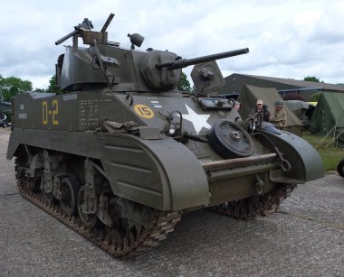 Doğu Kirkby, Hughnshire, İngiltere. Haziran 2025. Uçaklı, araçlı ve canlandırmalı askeri gösteri. İkinci Dünya Savaşı dönemi. M3 Stuart / light tank M3, II. Dünya Savaşı 'nın ABD hafif tankı olup ilk kez 1941 yılında İngiliz Ordusu' nda hizmete girmiştir..