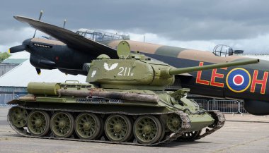 T-34, Sovyet Kızıl Ordusu 'nun savaş boyunca zırhlı kuvvetlerinin başlıca dayanağıydı. Genel özellikleri, T-34-85 varyantının tanıtılmasıyla birlikte ateş gücü güncellemesi aldığı 1944 yılının başlarına kadar neredeyse hiç değişmedi..