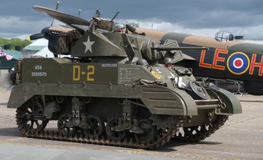 Doğu Kirkby, Hughnshire, İngiltere. Haziran 2025. Uçaklı, araçlı ve canlandırmalı askeri gösteri. İkinci Dünya Savaşı dönemi. M3 Stuart / light tank M3, II. Dünya Savaşı 'nın ABD hafif tankı olup ilk kez 1941 yılında İngiliz Ordusu' nda hizmete girmiştir..