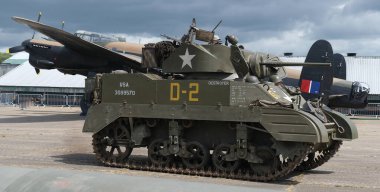 Doğu Kirkby, Hughnshire, İngiltere. Haziran 2025. Uçaklı, araçlı ve canlandırmalı askeri gösteri. İkinci Dünya Savaşı dönemi. M3 Stuart / light tank M3, II. Dünya Savaşı 'nın ABD hafif tankı olup ilk kez 1941 yılında İngiliz Ordusu' nda hizmete girmiştir..