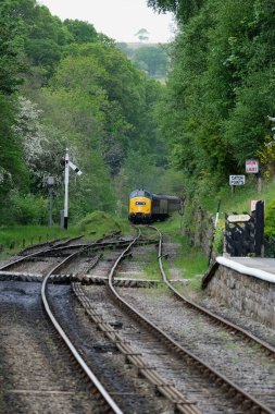 Kuzey Yorkshire Moors Demiryolu. Goathland İstasyonu, Whitby, Yourshire, Haziran 2025. NYMR 'da. İngiltere 'de yenilenmiş ve tamamen korunmuş bir demiryolunda dizel motorlar ve arabalar çalışıyor..