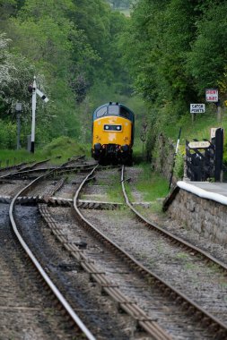 Kuzey Yorkshire Moors Demiryolu. Goathland İstasyonu, Whitby, Yourshire, Haziran 2025. NYMR 'da. İngiltere 'de yenilenmiş ve tamamen korunmuş bir demiryolunda dizel motorlar ve arabalar çalışıyor..