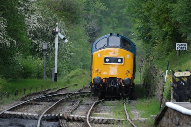 Kuzey Yorkshire Moors Demiryolu. Goathland İstasyonu, Whitby, Yourshire, Haziran 2025. NYMR 'da. İngiltere 'de yenilenmiş ve tamamen korunmuş bir demiryolunda dizel motorlar ve arabalar çalışıyor..