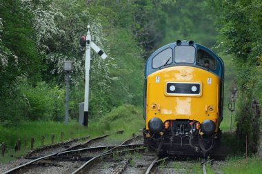 Kuzey Yorkshire Moors Demiryolu. Goathland İstasyonu, Whitby, Yourshire, Haziran 2025. NYMR 'da. İngiltere 'de yenilenmiş ve tamamen korunmuş bir demiryolunda dizel motorlar ve arabalar çalışıyor..