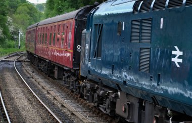 Kuzey Yorkshire Moors Demiryolu. Goathland İstasyonu, Whitby, Yourshire, Haziran 2025. NYMR 'da. İngiltere 'de yenilenmiş ve tamamen korunmuş bir demiryolunda dizel motorlar ve arabalar çalışıyor..