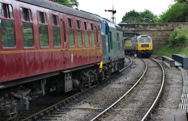 Kuzey Yorkshire Moors Demiryolu. Goathland İstasyonu, Whitby, Yourshire, Haziran 2025. NYMR 'da. İngiltere 'de yenilenmiş ve tamamen korunmuş bir demiryolunda dizel motorlar ve arabalar çalışıyor..