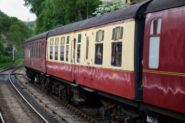 Kuzey Yorkshire Moors Demiryolu. Goathland İstasyonu, Whitby, Yourshire, Haziran 2025. NYMR 'da. İngiltere 'de yenilenmiş ve tamamen korunmuş bir demiryolunda dizel motorlar ve arabalar çalışıyor..