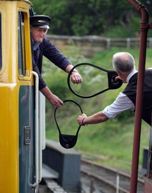 Kuzey Yorkshire Moors Demiryolu. Goathland İstasyonu, Whitby, Yourshire, Haziran 2025. NYMR 'da. İngiltere 'de yenilenmiş ve tamamen korunmuş bir demiryolunda dizel motorlar ve arabalar çalışıyor..
