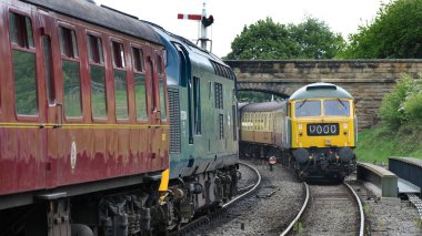 Kuzey Yorkshire Moors Demiryolu. Goathland İstasyonu, Whitby, Yourshire, Haziran 2025. NYMR 'da. İngiltere 'de yenilenmiş ve tamamen korunmuş bir demiryolunda dizel motorlar ve arabalar çalışıyor..