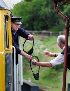 Kuzey Yorkshire Moors Demiryolu. Goathland İstasyonu, Whitby, Yourshire, Haziran 2025. NYMR 'da. İngiltere 'de yenilenmiş ve tamamen korunmuş bir demiryolunda dizel motorlar ve arabalar çalışıyor..
