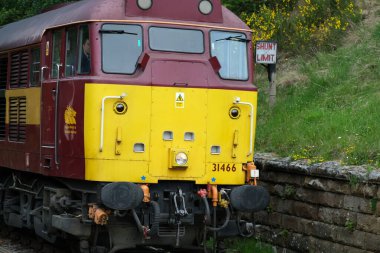 Kuzey Yorkshire Moors Demiryolu. Goathland İstasyonu, Whitby, Yourshire, Haziran 2025. NYMR 'da. İngiltere 'de yenilenmiş ve tamamen korunmuş bir demiryolunda dizel motorlar ve arabalar çalışıyor..