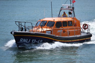 Whitby, İngiltere 'nin kuzeyindeki Yorkshire kentinde Esk Nehri tarafından bölünmüş bir sahil kentidir. Kuzey Denizi 'ne bakan yıkık dökük Gotik Whitby Abbey, Drakula' ya ilham veren Bram Stokers 'dı. Yakınlarda St. Mary Kilisesi var, 199 basamakla ulaşılıyor.. 