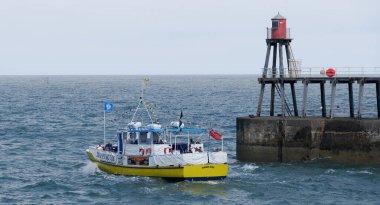 Whitby, İngiltere 'nin kuzeyindeki Yorkshire kentinde Esk Nehri tarafından bölünmüş bir sahil kentidir. Kuzey Denizi 'ne bakan yıkık dökük Gotik Whitby Abbey, Drakula' ya ilham veren Bram Stokers 'dı. Yakınlarda St. Mary Kilisesi var, 199 basamakla ulaşılıyor.. 
