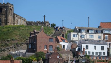 Whitby, İngiltere 'nin kuzeyindeki Yorkshire kentinde Esk Nehri tarafından bölünmüş bir sahil kentidir. Kuzey Denizi 'ne bakan yıkık dökük Gotik Whitby Abbey, Drakula' ya ilham veren Bram Stokers 'dı. Yakınlarda St. Mary Kilisesi var, 199 basamakla ulaşılıyor.. 