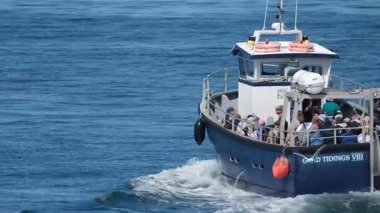 Deniz evi, Northumberland, İngiltere. Temmuz 2025. Farne adasına giden tekneler ziyaret etmek ve balık tutmak için saklıdır..