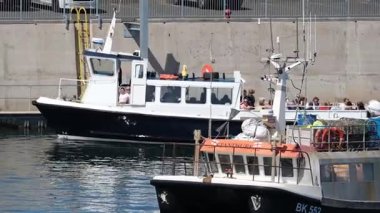 Deniz evi, Northumberland, İngiltere. Temmuz 2025. Farne adasına giden tekneler ziyaret etmek ve balık tutmak için saklıdır..