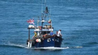 Deniz evi, Northumberland, İngiltere. Temmuz 2025. Farne adasına giden tekneler ziyaret etmek ve balık tutmak için saklıdır..
