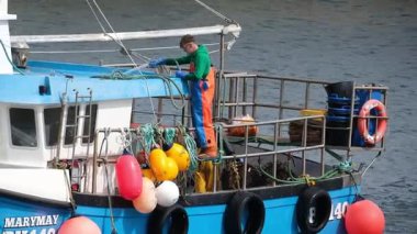 Deniz evi, Northumberland, İngiltere. Temmuz 2025. Farne adasına giden tekneler ziyaret etmek ve balık tutmak için saklıdır..