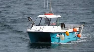 Deniz evi, Northumberland, İngiltere. Temmuz 2025. Farne adasına giden tekneler ziyaret etmek ve balık tutmak için saklıdır..