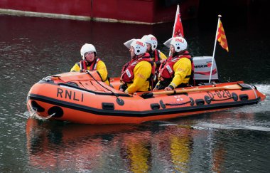 Seahoiuses, Northumberland, İngiltere. Temmuz 2025 RNLI (Kraliyet Ulusal Cankurtaran botu Institrute) gönüllü mürettebatı tatbikata başladı.