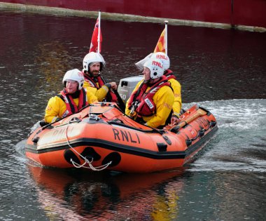 Seahoiuses, Northumberland, İngiltere. Temmuz 2025 RNLI (Kraliyet Ulusal Cankurtaran botu Institrute) gönüllü mürettebatı tatbikata başladı.