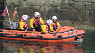 Seahoiuses, Northumberland, İngiltere. Temmuz 2025 RNLI (Kraliyet Ulusal Cankurtaran botu Institrute) gönüllü mürettebatı tatbikata başladı.
